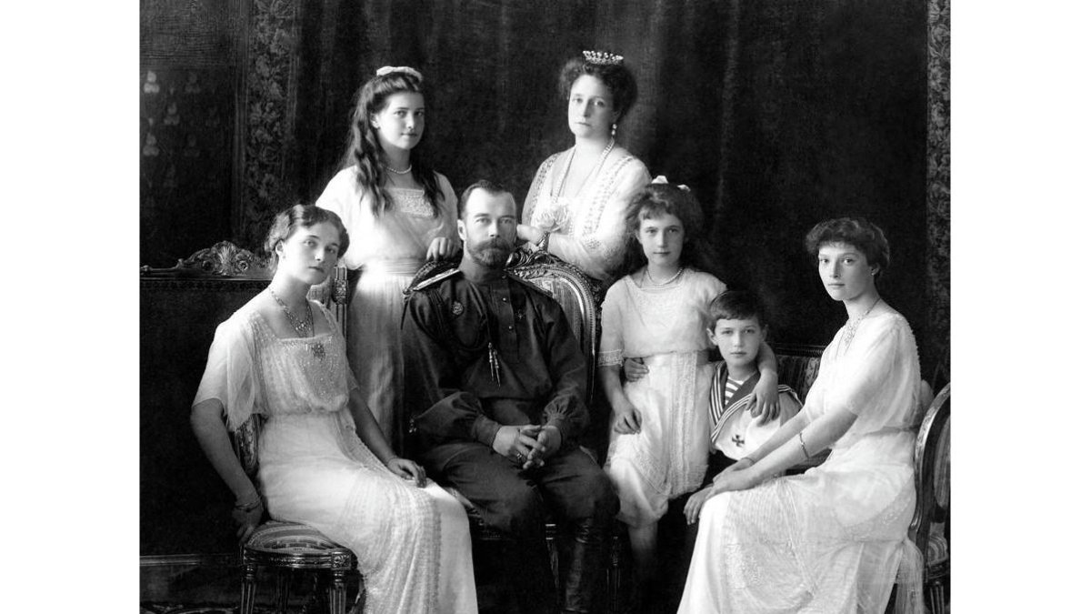 El Zar Nicolás II y su familia en una fotografía de 1913.-