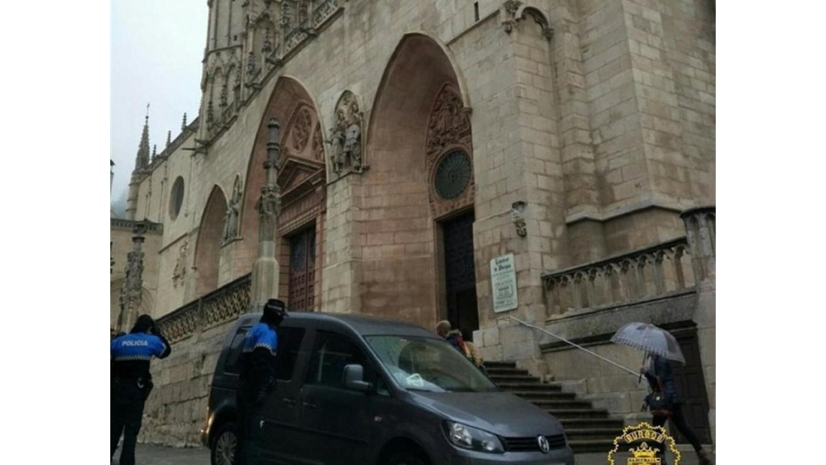 Coche intenta bajar las escaleras de la Catedral de Burgos.-EUROPA PRESS