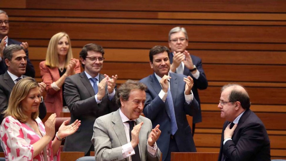 Juan Vicente Herrera recibe el aplauso de su grupo tras ser reelegido Presidente de la Junta de Castilla y León.-ICAL