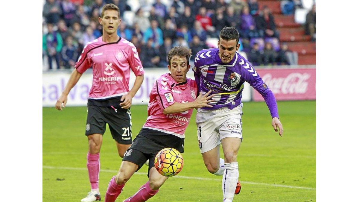 Alfaro corre tras    el balón ante la presencia del lateral Cámara, ayer en Zorrilla.-J.M. Lostau