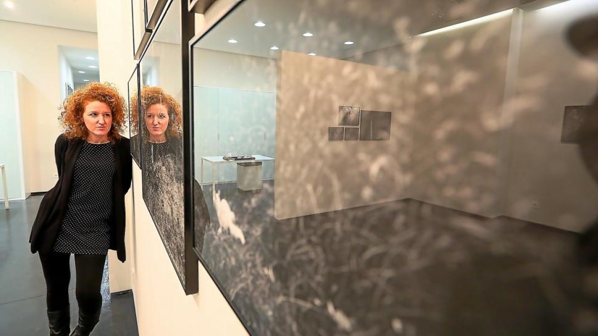 La artista vallisoletana Cristina R. Vecino, ayer, en la Galería Javier Silva junto a varias de sus obras.-PABLO REQUEJO