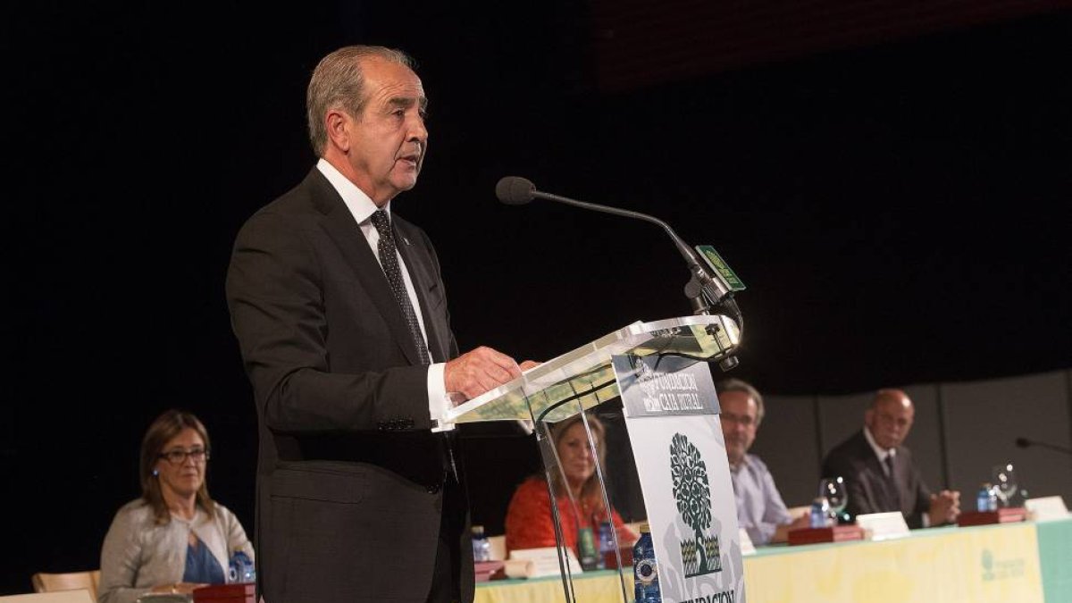 El director general de Caja Rural de Zamora, Cipriano Garcia, durante el acto de entrega de los premios 2015 de la Fundacion Cientifica Caja Rural de Zamora-Ical