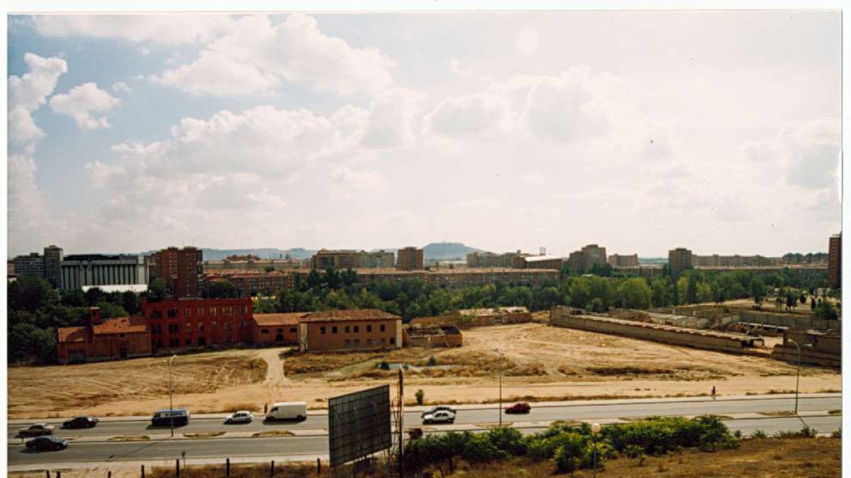 Vista general de la antigua harinera el Palero en el barrio Arturo Eyries en 1993.- ARCHIVO MUNICIPAL VALLADOLID
