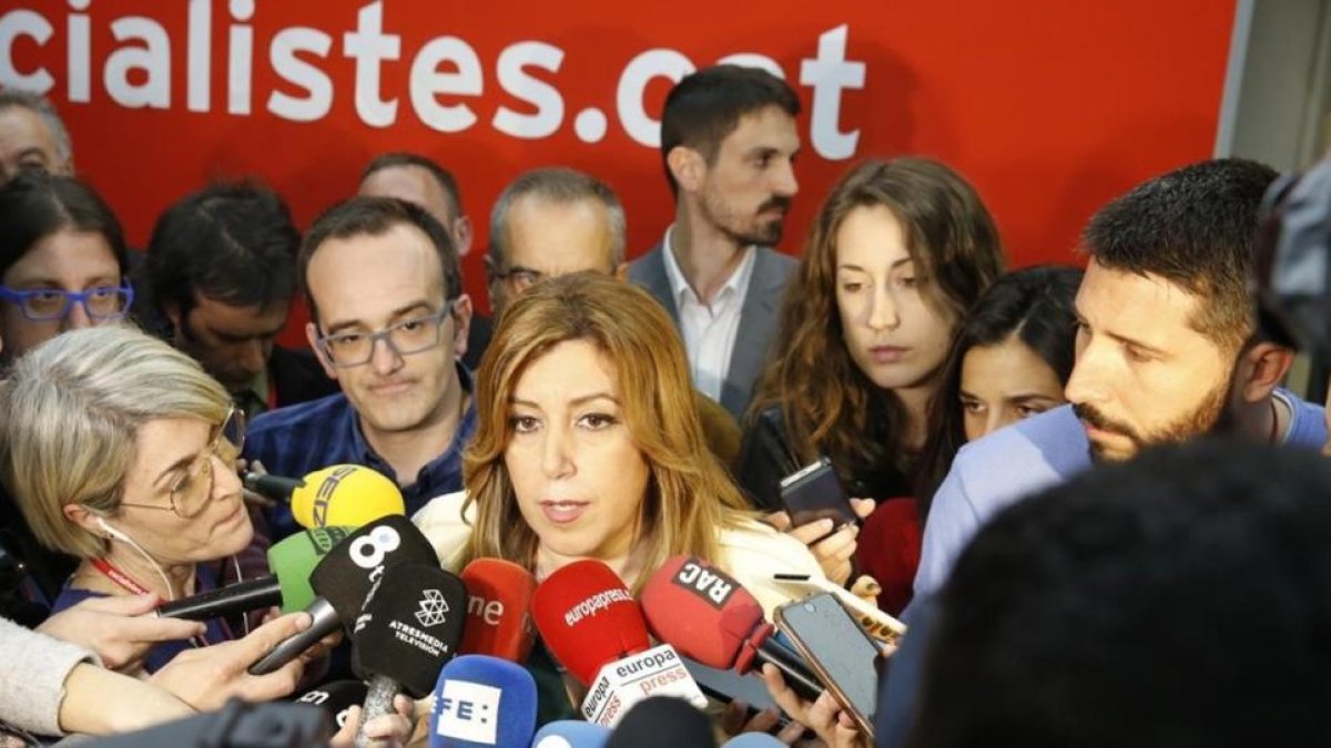 Susana Díaz atiende a los medios de comunicación en la sede del PSC, este jueves.-ÁLVARO MONGE