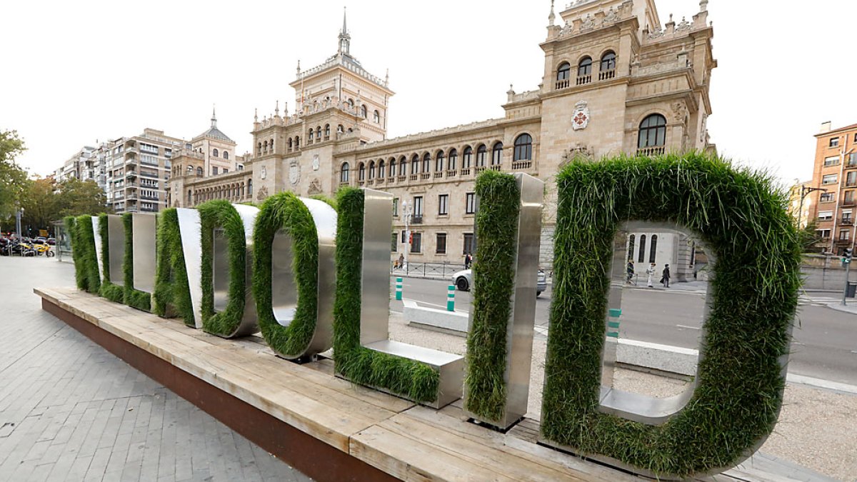 La 'i' perdida luce ya en el cartel vegetal de la Plaza de Zorrilla. J. M. LOSTAU