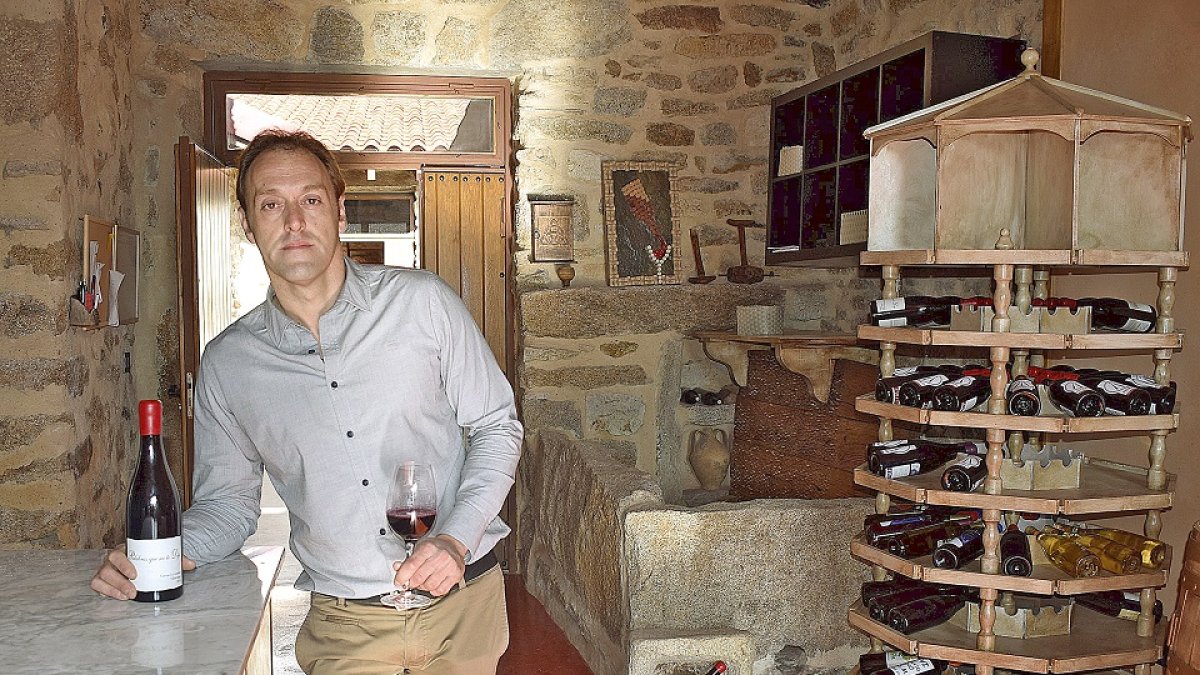 Jesús Rodríguez en su bodega
en la localidad zamorana de Villalcampo.
