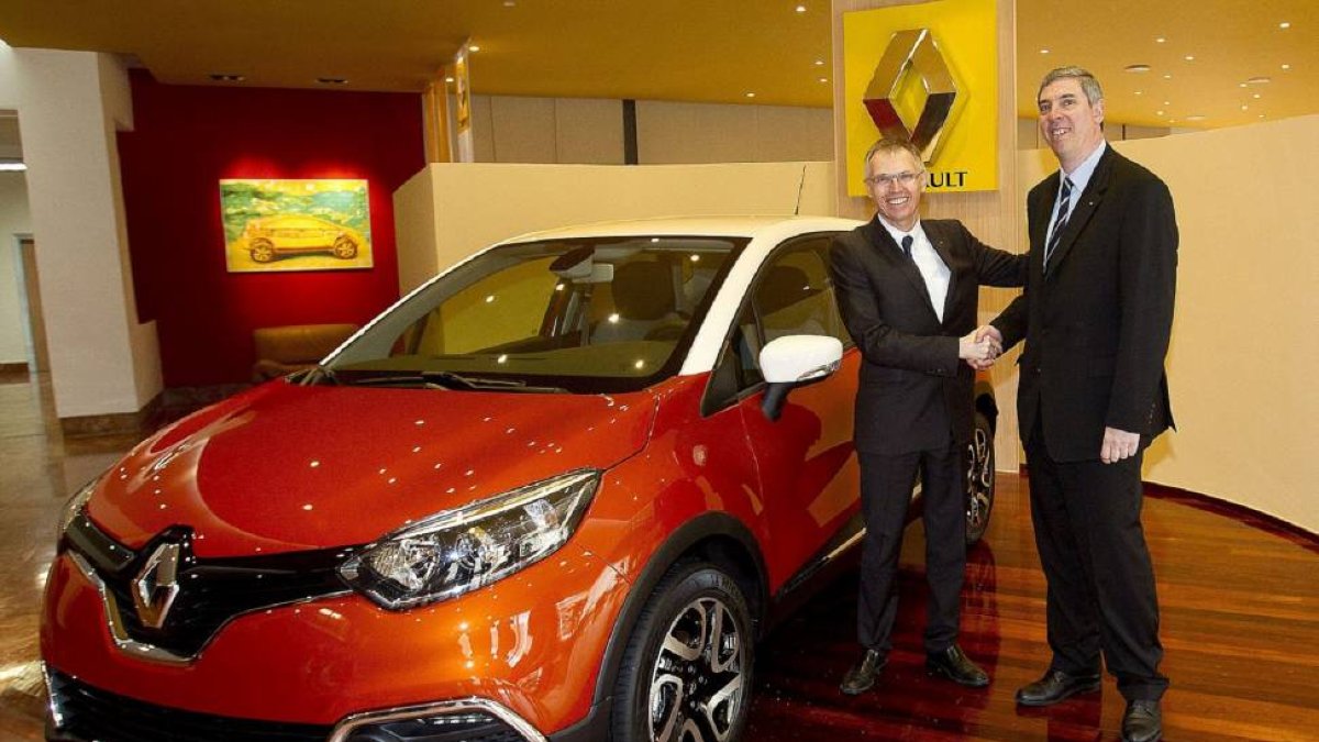 El director general de Operaciones de Renault, Carlos Tavares, y el presidente de Renault España, José Vicente de los Mozos, ante el coche modelo Captur que se fabrica en Valladolid-J.M.Lostau
