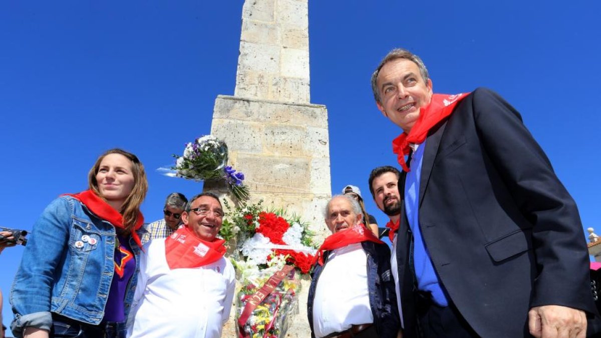 Zapatero, en el momento de la ofrenda ante el monolito.-ICAL