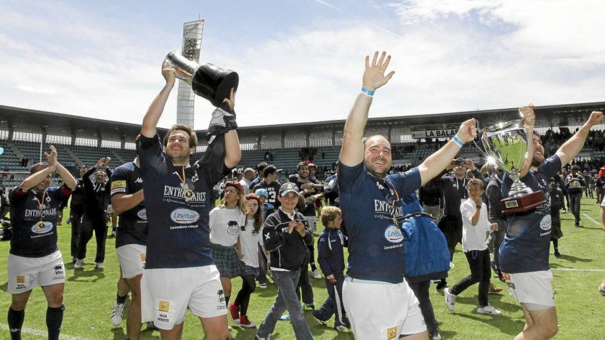 Los jugadores del Quesos Entrepinares celebran la Copa delRey conseguida en La Balastera el año pasado-Ical