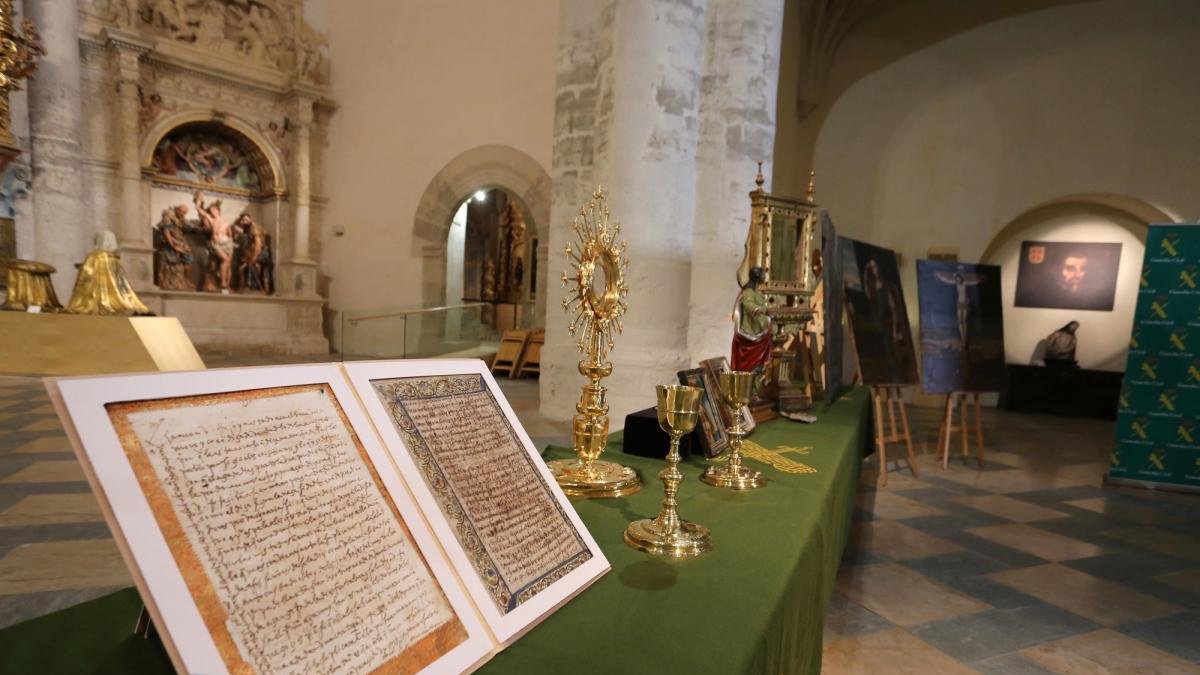 Lote de obras de arte recuperadas por la Guardia Civil, expuestas en el Convento Museo de San Francisco de Medina de Rioseco-RUBÉN CACHO / ICAL