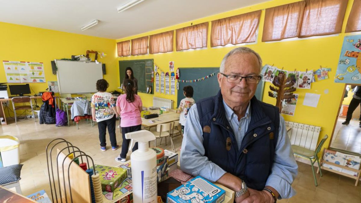 El alcalde de Valbuena, José Augusto Rodríguez, en la escuela. PHOTOGENIC