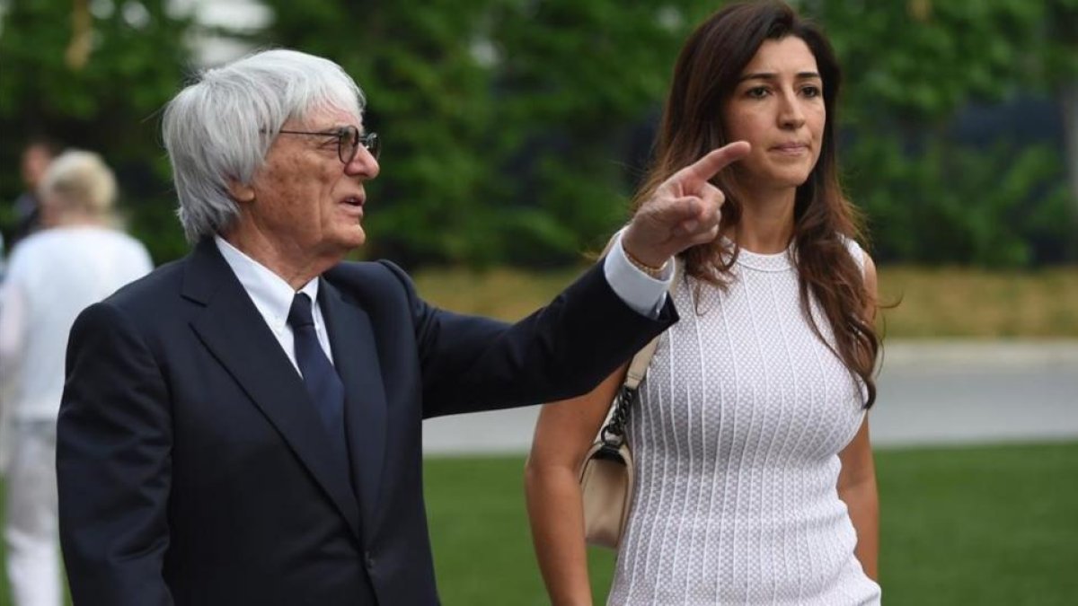 Bernie Ecclestone, con su última esposa, Fabiana Flosi, en un gran premio de F-1.-AFP / TOSHIFUMI KITAMURA