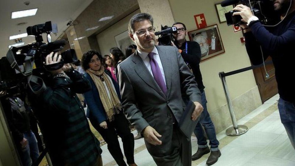 El ministro Rafael Catalá, en el Congreso, al recoger su acta de diputado.-JOSÉ LUIS ROCA