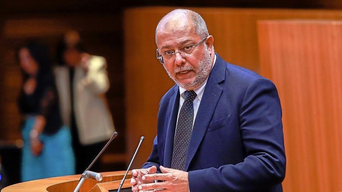 Francisco Igea, en un momento de su intervención dirigiéndose a la bancada socilalista y a Luis Tudanca.-J. M. LOSTAU