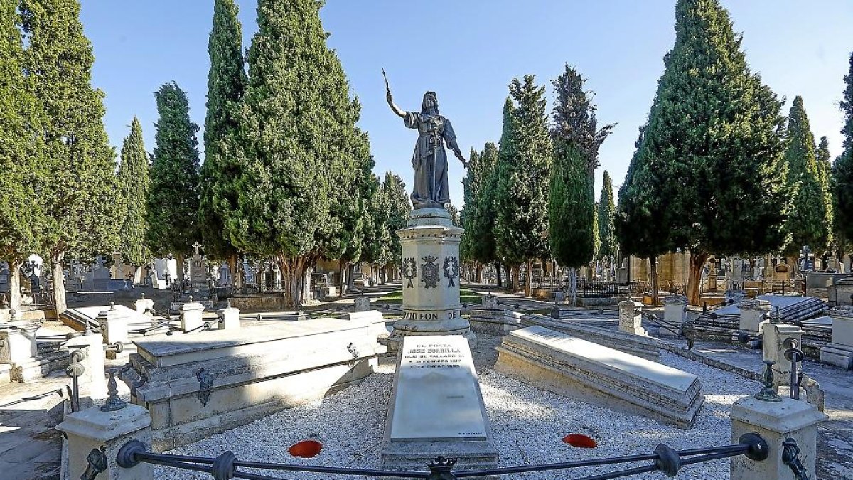 Panteón de personas ilustres en el cementerio vallisoletano de El Carmen.-J. M. LOSTAU