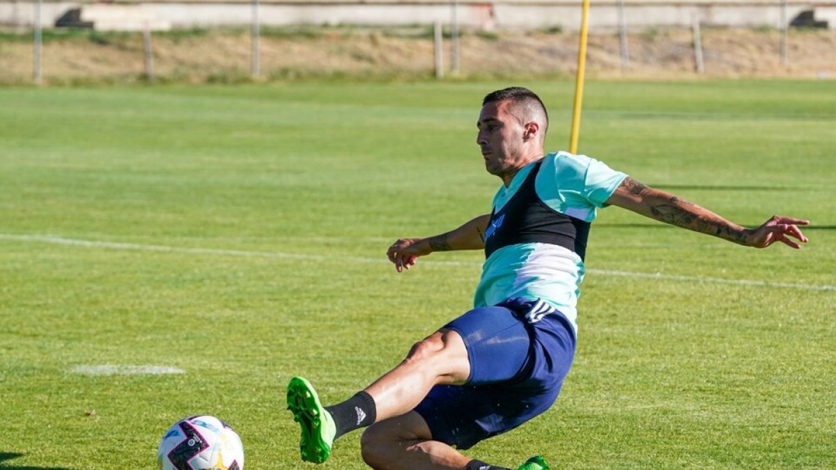 Sergi Guardiola remata a portería en un entrenamiento. / RV / I. SOLA