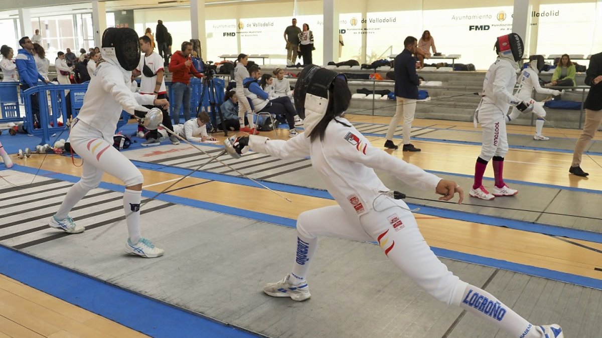 Un combate del Torneo nacional de Ranking absoluto de Espada femenina de esgrima en el Polideportivo Lalo García. / PHOTOGENIC / E. GARCÍA