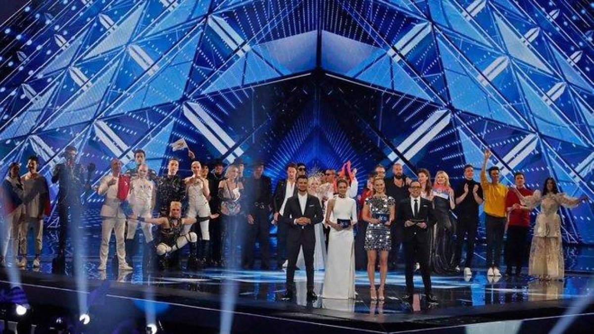 Los anfitriones israelís del Festival de Eurovisión, en primer término y de izquierda a derecha, Assi Azar, Lucy Ayoub, Bar Refaeli y Erez Tal. Tras ellos, los diez países clasificados de este martes por la noche, en el Pabellón 2 de la Expo de Tel-Aviv.-AFP / JACKI GUEZ