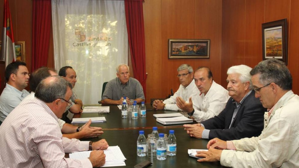 El delegado territorial de la Junta, Luis Domingo González y los jefes de los servicios territoriales de Medio Ambiente e Industria, se reúnen con los alcaldes de Guardo, Juan Jesús Blanco y Velilla del Río Carrión, Gonzalo Pérez y representantes de la mi-Ical