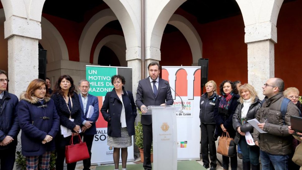 El alcalde de Valladolid, Óscar Puente, inaugura el centro de personas mayores de la calle Fray Luis de León.-ICAL