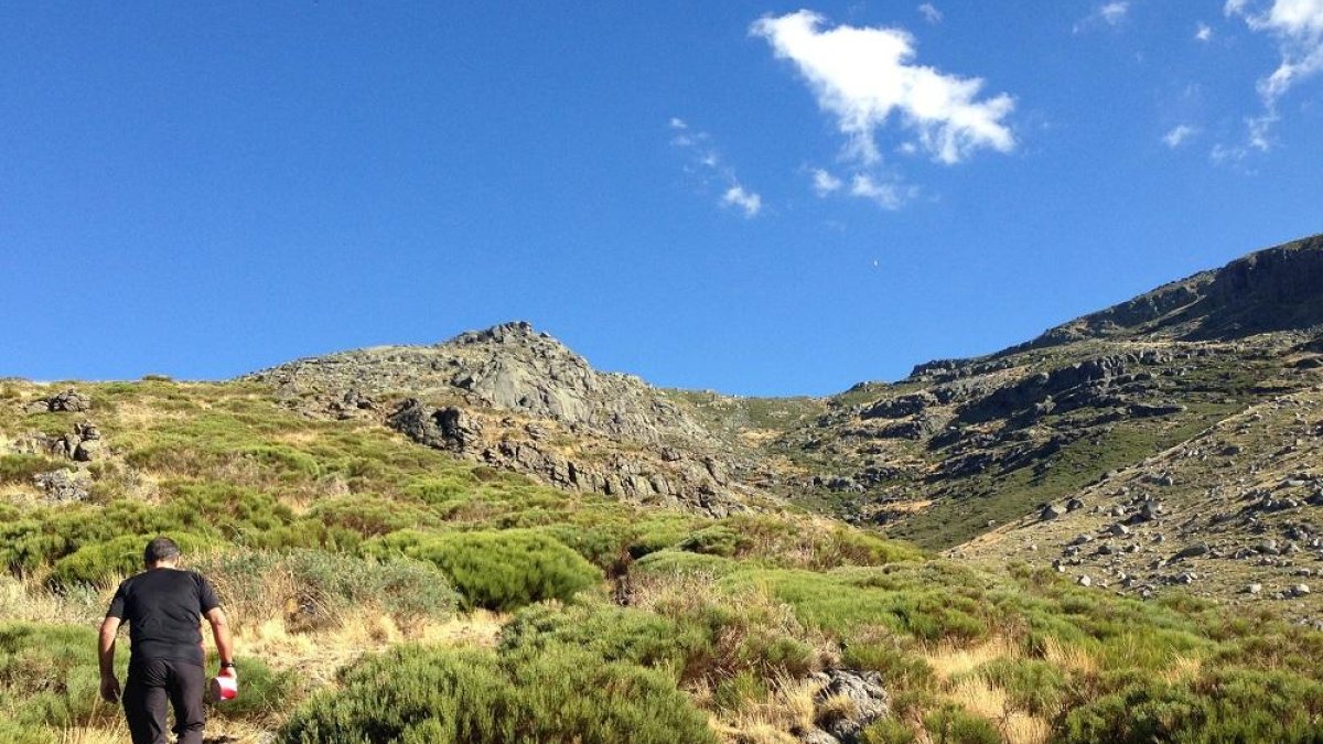 Pico Águila al fondo.-N.S.