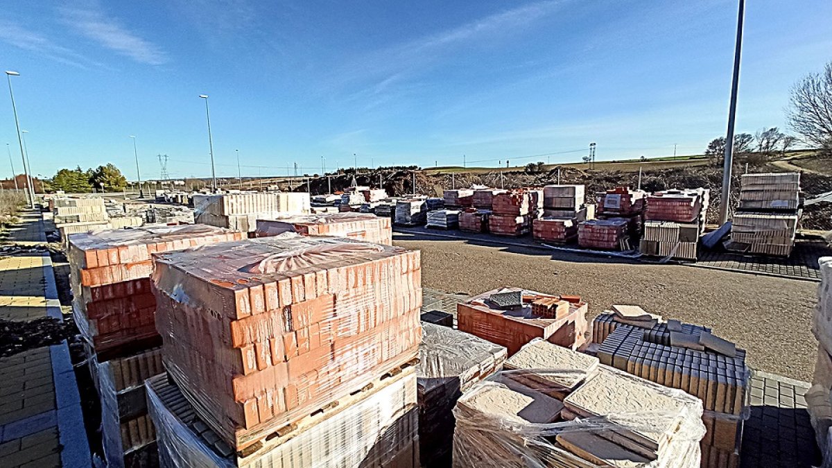 Materiales de construcción propiedad del Ayuntamiento de Arroyo de la Encomienda en una de las vías del polígono industrial. | E.M.