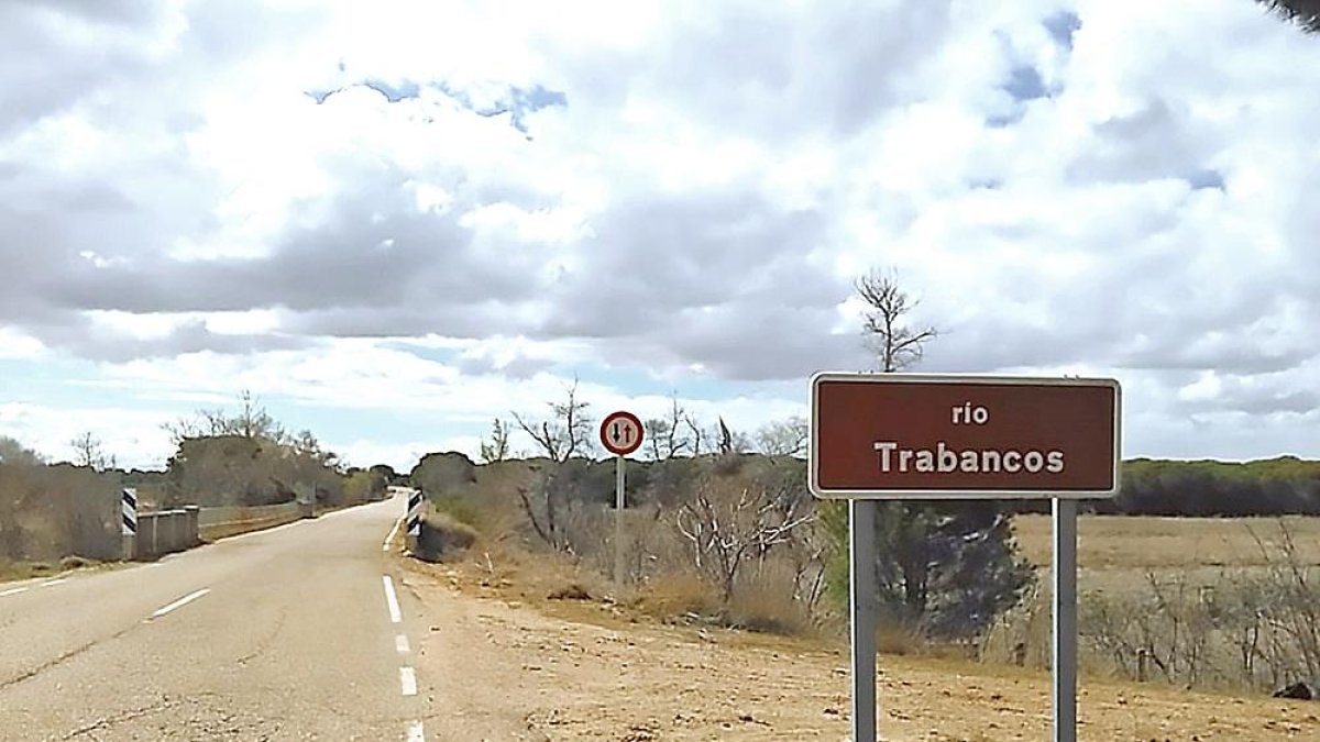 Puente sobre el río Trabancos en la carretera VA-610, entre Castronuño y Pollos.- E. M.