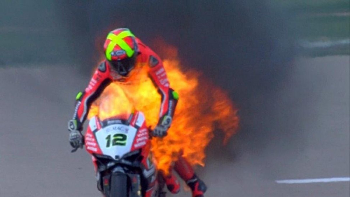Xavi Fores, con la moto en llamas.-