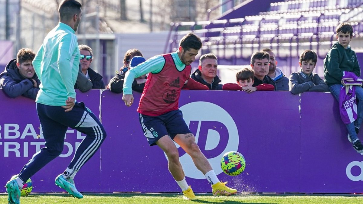 Sergio Escudero controla el balón en el entrenamiento en Los Anexos. IÑAKI SOLA / RVCF
