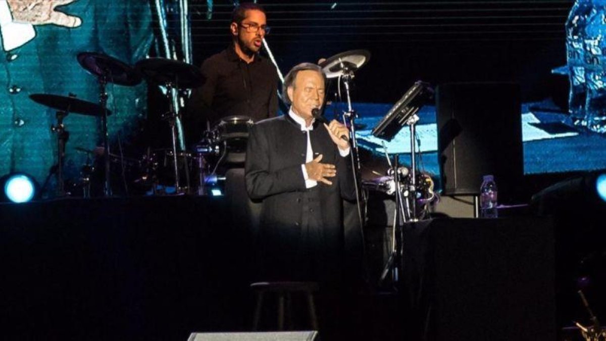 Julio Iglesias, en una actuación en Cambrils en agosto del 2016.-ARCHIVO