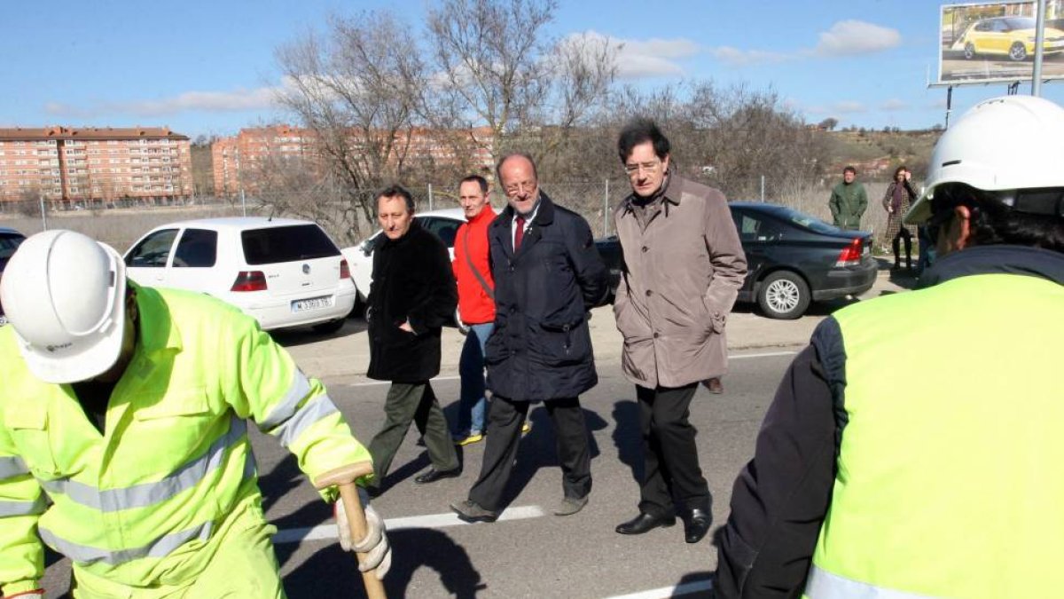El alcalde de Valladolid, Javier León de la Riva, visita las obras de ajardinamiento de las medianas situadas en la avenida de Burgos-Ical