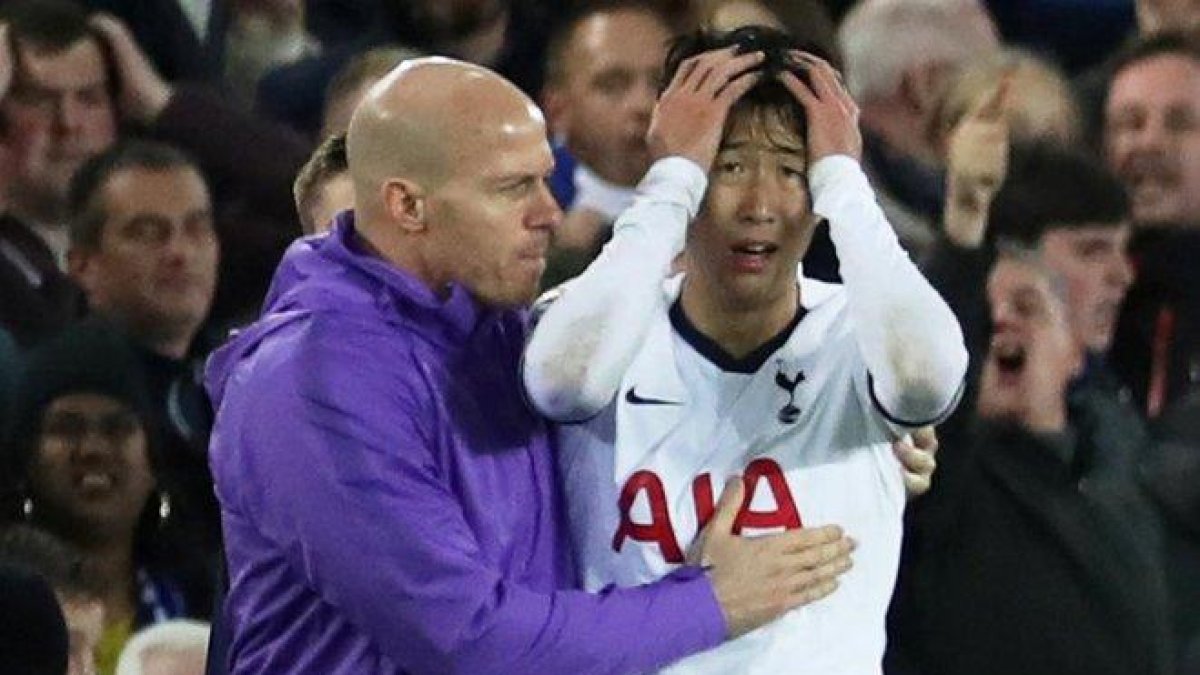 Son se lleva las manos a la cabeza al ver cómo se rompió Gomes el tobillo.-