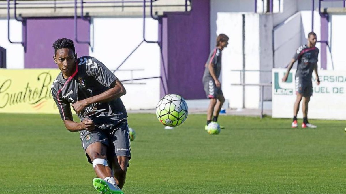 Johan Mojica golpea al balón de interior durante un entrenamiento.-Pablo Requejo