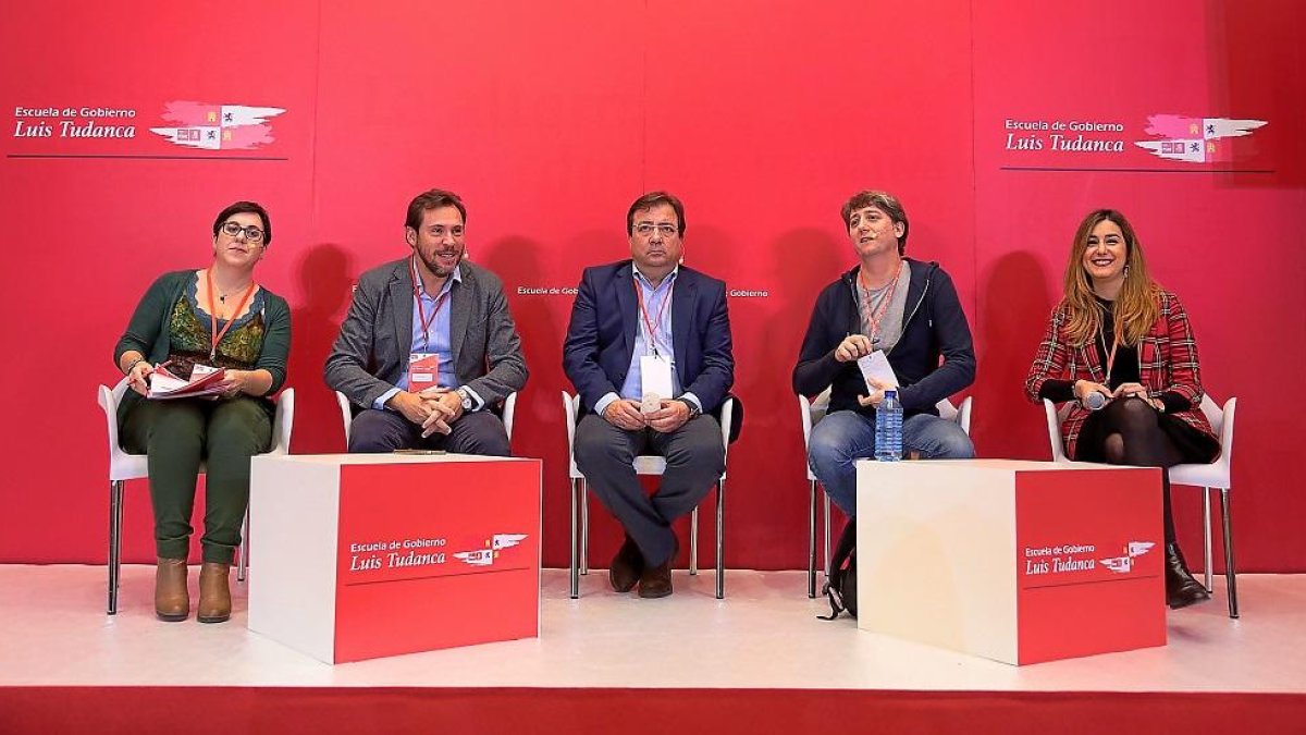 Camino Cabañas, Óscar Puente, Guillermo Fernández Vara, Carlos Martínez y Aitana Hernando, durante la jornada socialista en Salamanca.-ICAL