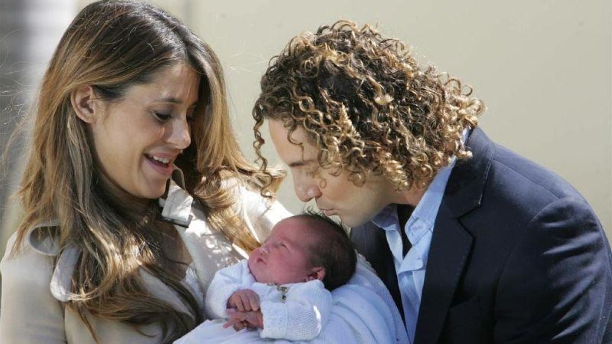 David Bisbal y Elena Tablada presentaron a los medios a su hija Ella en febrero del 2010 en Miami.-EFE / ZAYRA MOO