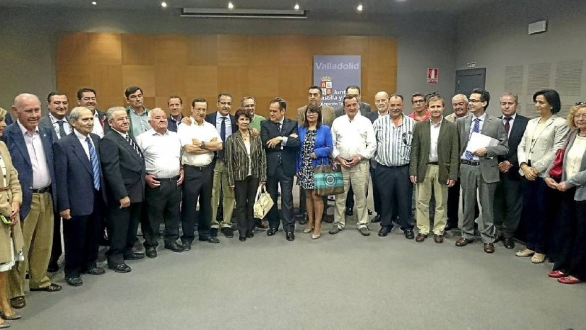El delegado territorial, Pablo Trillo, despide a los alcaldes de la provincia de Valladolid que no optan a la reelección el 24 de mayo.-E.M.