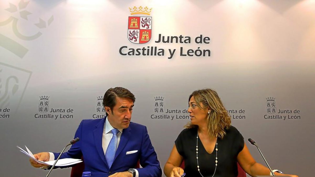 Juan Carlos Suárez-Quiñones y Milagros Marcos en la presentación del plan de promoción de la biomasa forestal.-ICAL