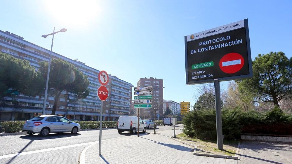 Foto de archivo, un panel informativo informa sobre el protocolo ante la contaminación. - E.M.