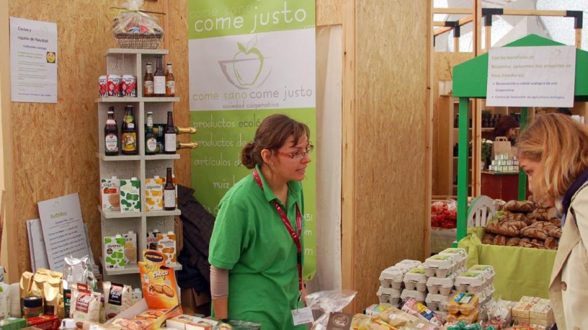 Un puesto de una edición pasada de la feria agroecológica y de contenido social Bioyantar en Valladolid.-ICAL
