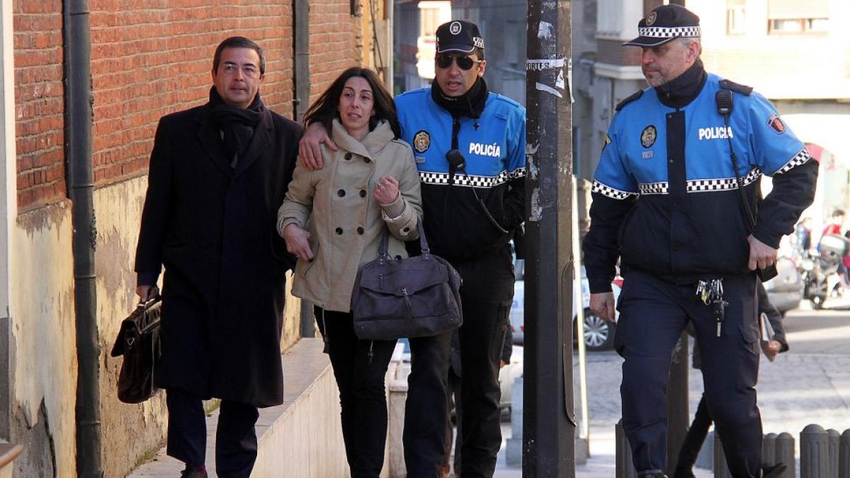 Raquel Gago llega a la Audiencia Provincial de León acompañada por su letrado, Fermín Guerrero (I) y dos policías municipales-ICAL