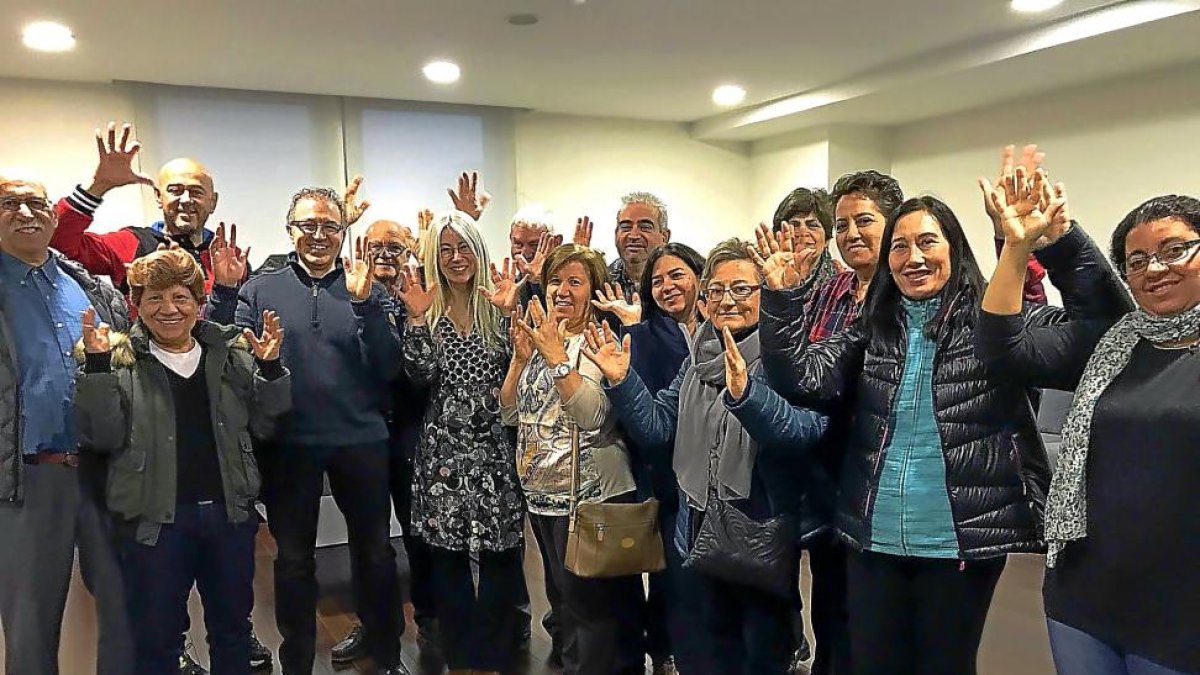 La percusionista Evelyn Glennie, en el centro, con los  miembros de la Federación de Sordos.-ICAL