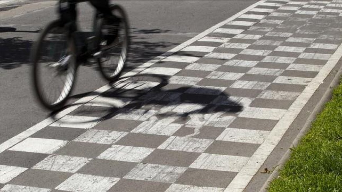 Un ciclista pasa por un carril bici.-ALBERT BERTRAN