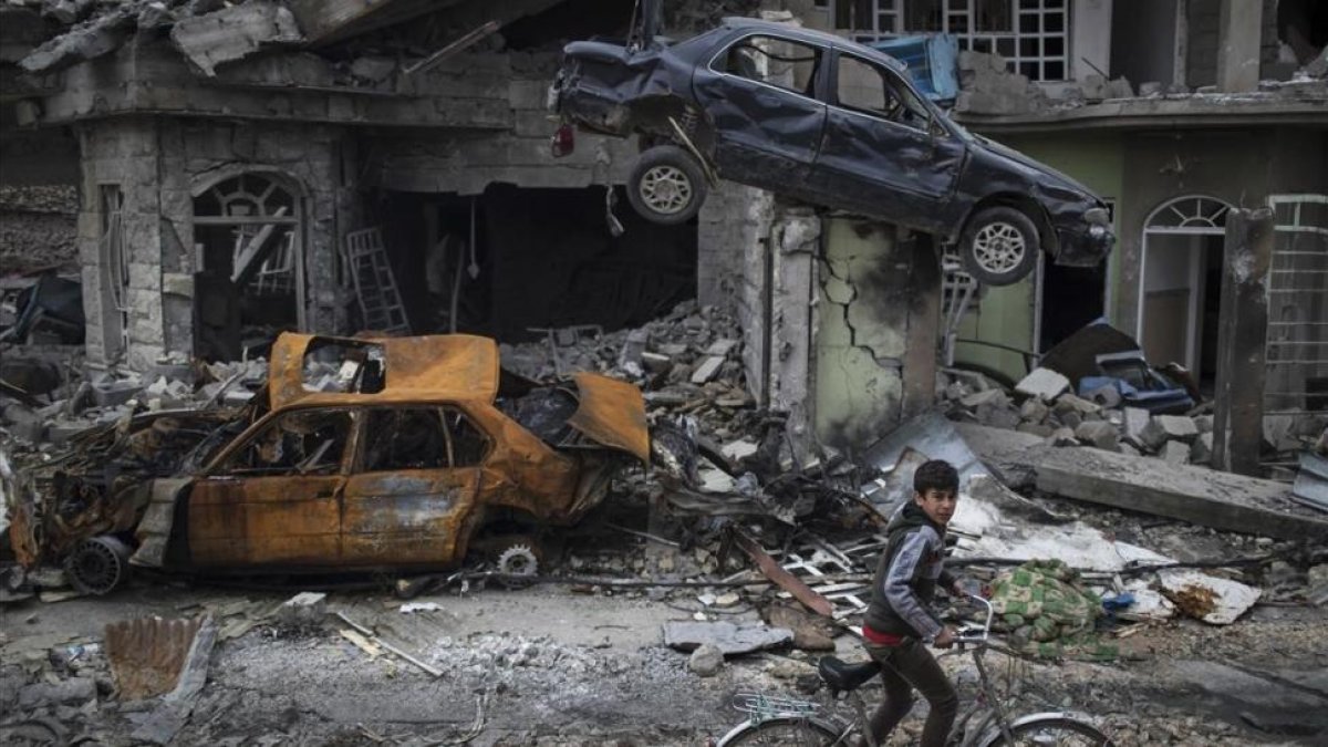 Una calle en ruinas de la ciudad iraquí de Mosul.-AP / FELIPE DANA