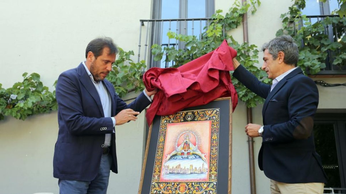 Óscar Puente, y el hermano mayor de la Cofradía de Nuestra Señora de San Lorenzo, Leopoldo Adiego, presentan los actos de conmemoración.-ICAL