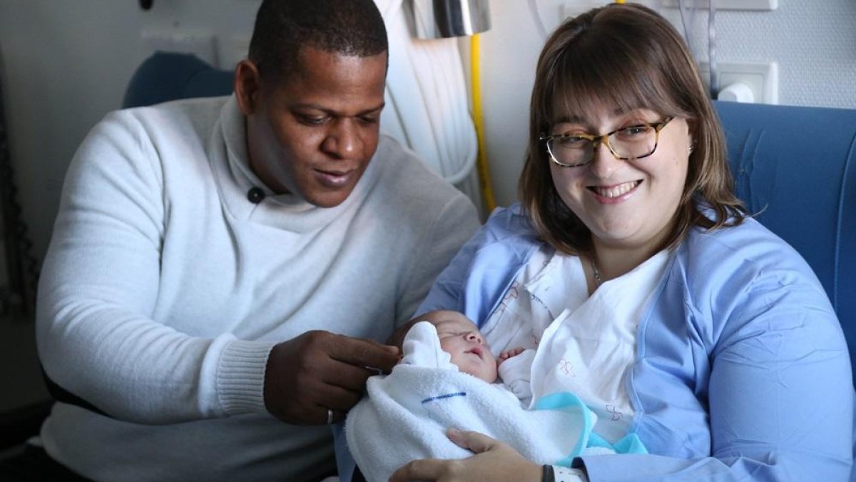 Sonia y Julio, junto a su hijo Javier , que ha sido el primer segoviano que ha nacido en 2019-ICAL