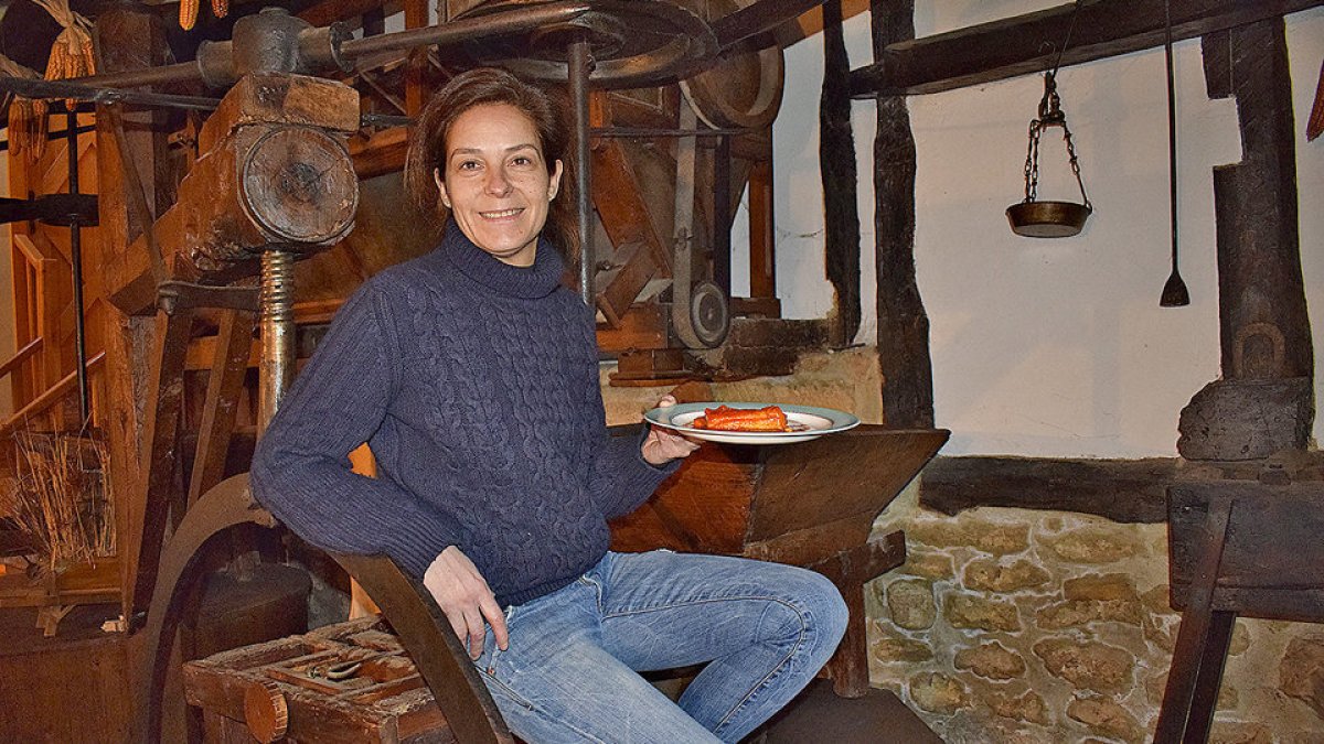 María Morales presenta un plato en el museo que recrea el viejo molino. | ARGI