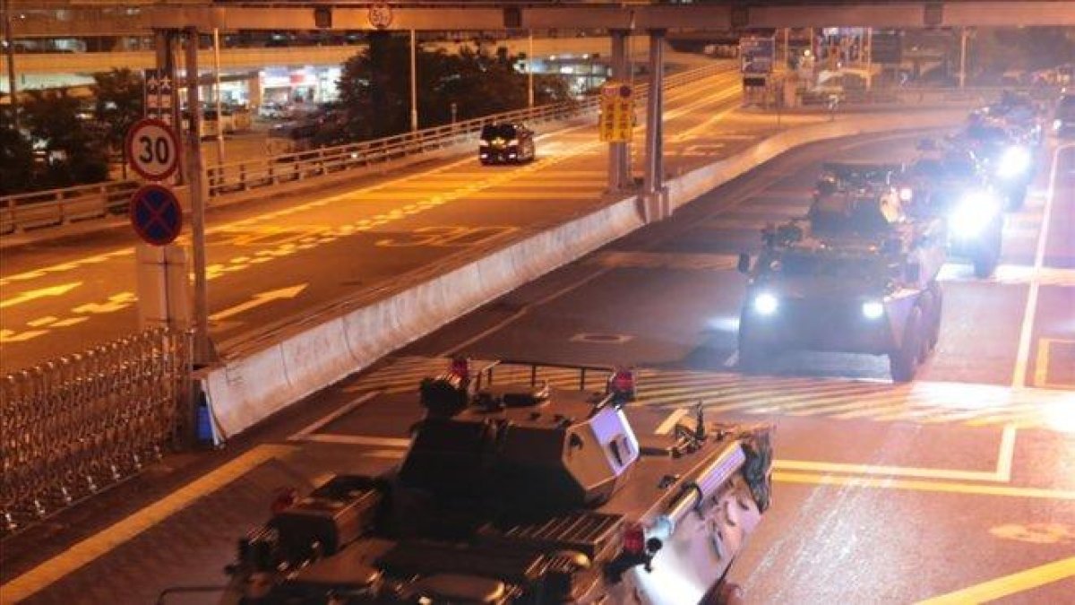 Tanques chinos atraviesan la frontera con Hong Kong, este jueves.-JUAN JUNMIN (XINHUA) (AP)