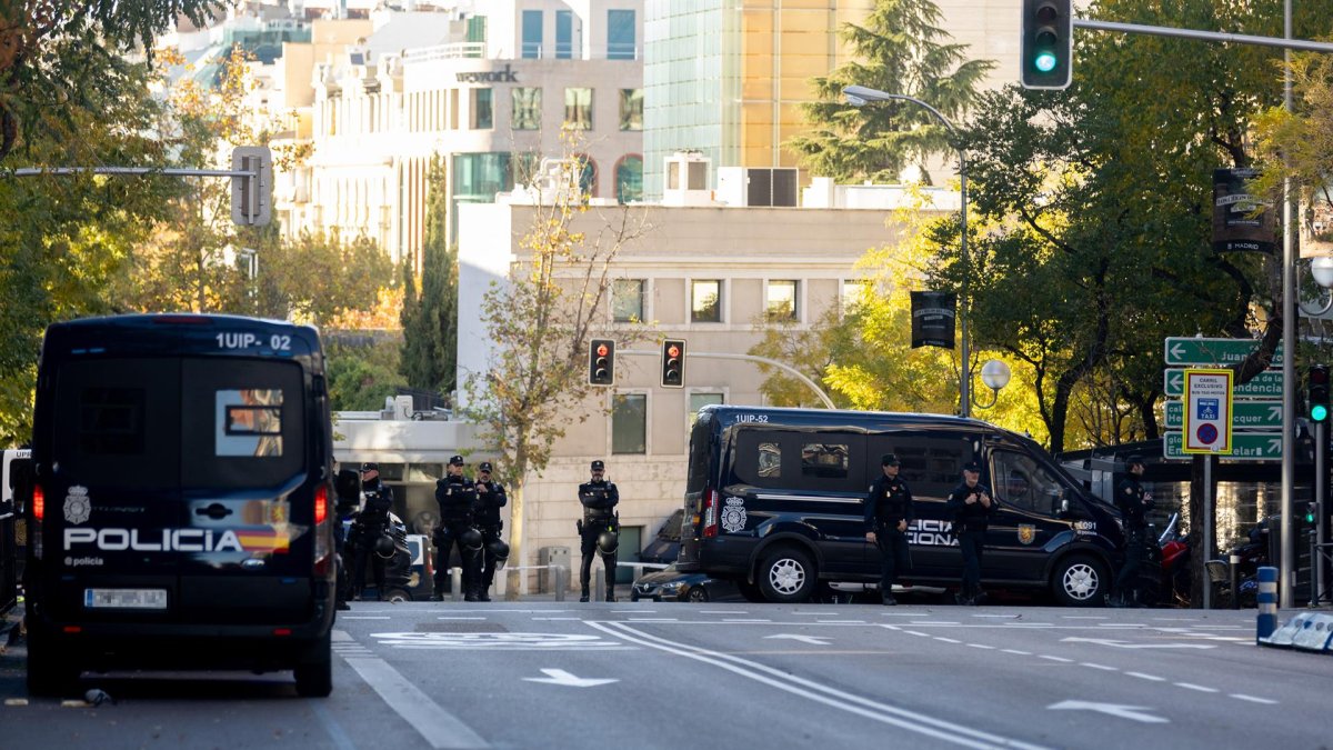 La Policía Nacional en la embajada de Ucrania cuando se enviaron las cartas bomba, en una imagen de archivo.-E. P.