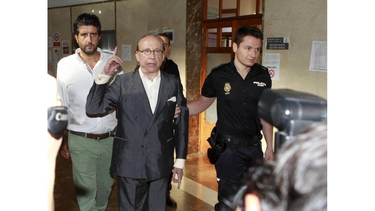 Ruiz Mateos y detrás su hijo Javier en su última comparecencia en los juzgados de Palma de Mallorca-José Vicens