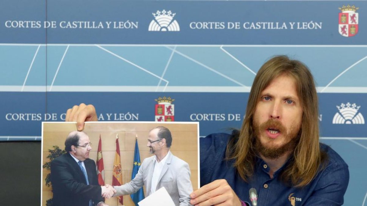 El portavoz de Podemos en las Cortes, Pablo Fernández, celebra una rueda de prensa para valorar la actualidad política-ICAL